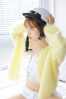 女生穿露胸衣服